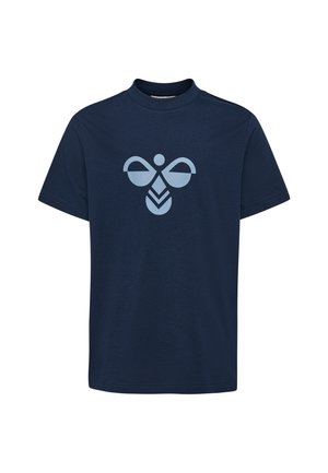 Navyblå kortærmet t-shirt med høj hals og et lyseblåt abstrakt bi-design centreret på brystet.
