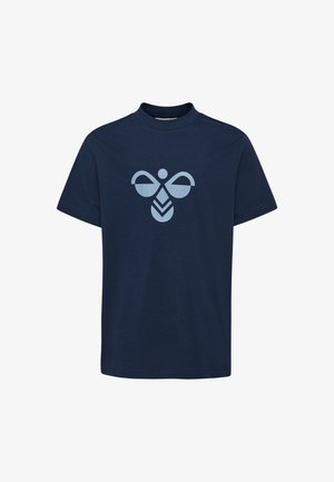 Granatowy t-shirt z krótkim rękawem, z wysokim dekoltem i jasnoniebieskim, abstrakcyjnym motywem pszczoły na środku klatki piersiowej.