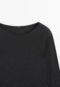 Mørkegrå langærmet striktrøje med rund halsudskæring, der viser den øverste forside og en lille sort Massimo Dutti-mærkat indeni kraven.