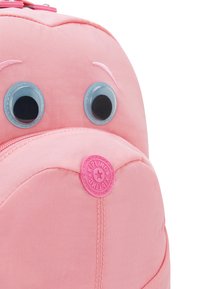 Zaino rosa con design a faccia di cartone animato, dotato di grandi occhi in plastica e dettagli ricamati, realizzato in un tessuto resistente con una finitura strutturata.