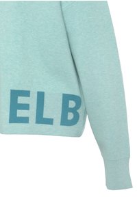 Helles blaues Sweatshirt mit Rundhalsausschnitt, gerippten Bündchen und "ELB" in fetten, dunkleren blauen Buchstaben an der Seite. Weicher Griff.