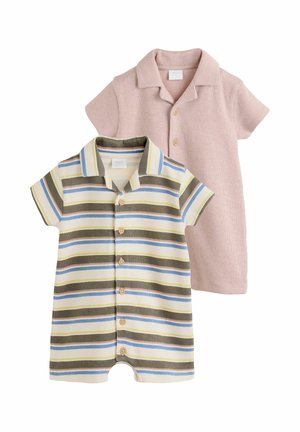 Két rövid ujjú baba overall, az egyik pasztell rózsaszín kötött anyagból gombokkal, a másik vízszintes kék, zöld és barna csíkokkal és gombokkal.