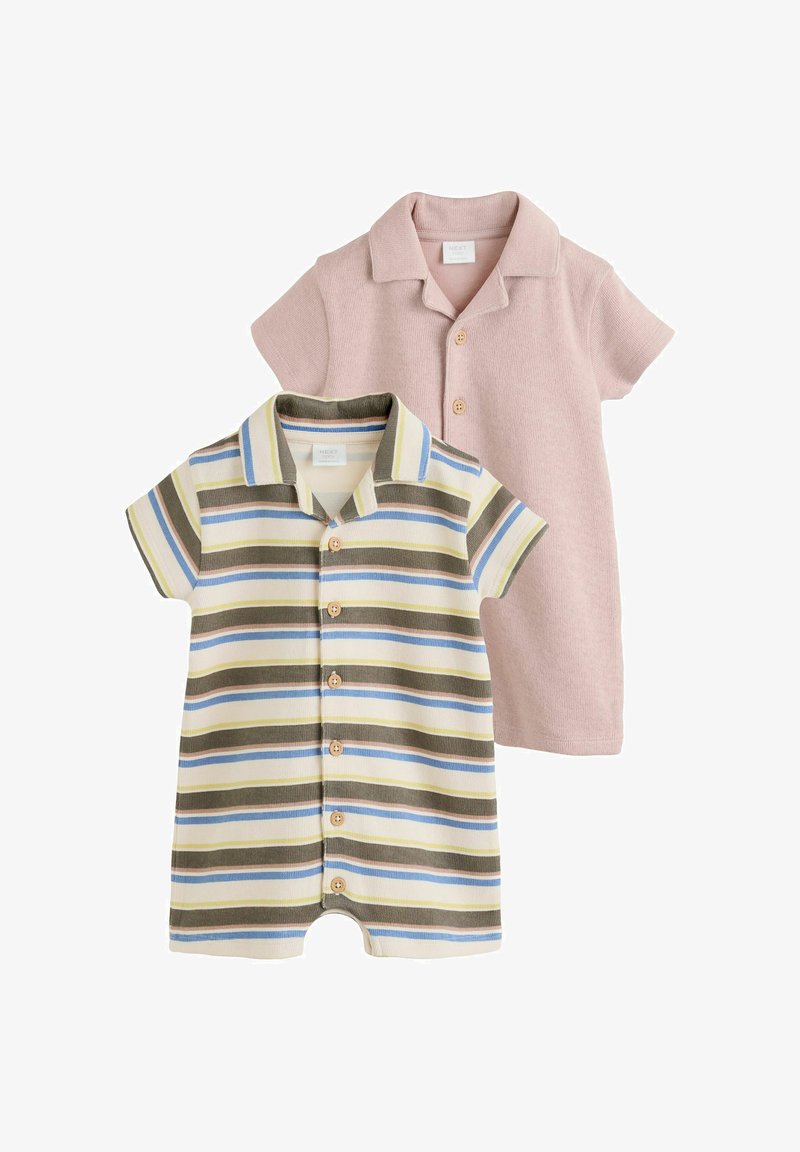 Deux grenouillères pour bébé à manches courtes, l'une en tissu tricoté rose pastel avec des boutons, l'autre avec des rayures horizontales bleues, vertes et brunes et des boutons.