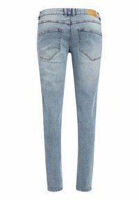 Hellblaue Denim-Jeans mit geradem Schnitt, Fünf-Taschen-Design und leicht verblasster Textur. Enthält ein braunes Leder-Logo-Patch am Bund.