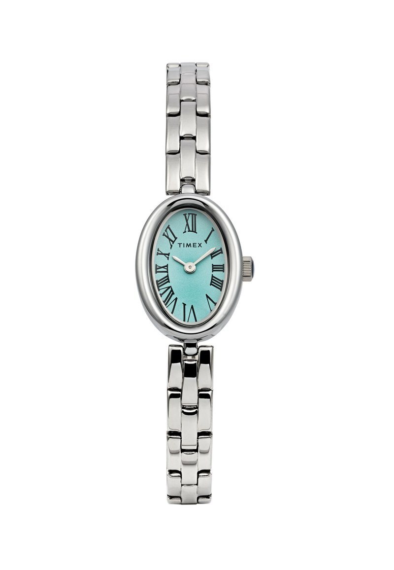 Reloj Timex en tono plateado con esfera ovalada, dial en tono teal, números romanos y una pulsera de metal pulido con eslabones texturizados.
