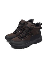 Bruine wandelboots met een gestructureerd oppervlak, hoge enkelsteun, versterkte neus en zwarte accenten. Voorzien van veters en een rubberen zool.