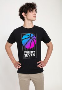 Černé tričko s grafickým designem basketbalového míče v modré a růžové barvě, s textem "TWENTY SEVEN BASKETBALL" pod obrázkem.