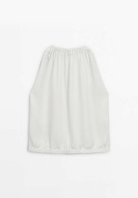 Haut sans manches blanc avec un col froncé et un ourlet élastique. Fabriqué à partir d'un tissu léger, offrant une texture lisse et une coupe décontractée.