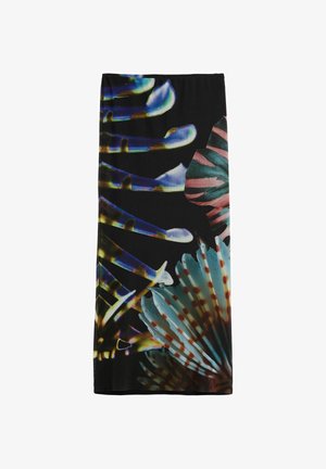 Fekete sál kék, rózsaszín és zöld árnyalatú trópusi levélmintákkal, nagy, részletes lombokkal díszítve.