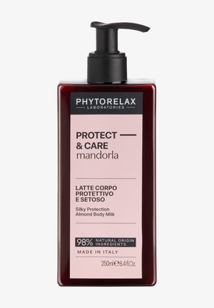 Flacone con erogatore di latte corpo mandorla Phytorelax Protect & Care con il 98% di ingredienti naturali, 250 ml, prodotto in Italia.