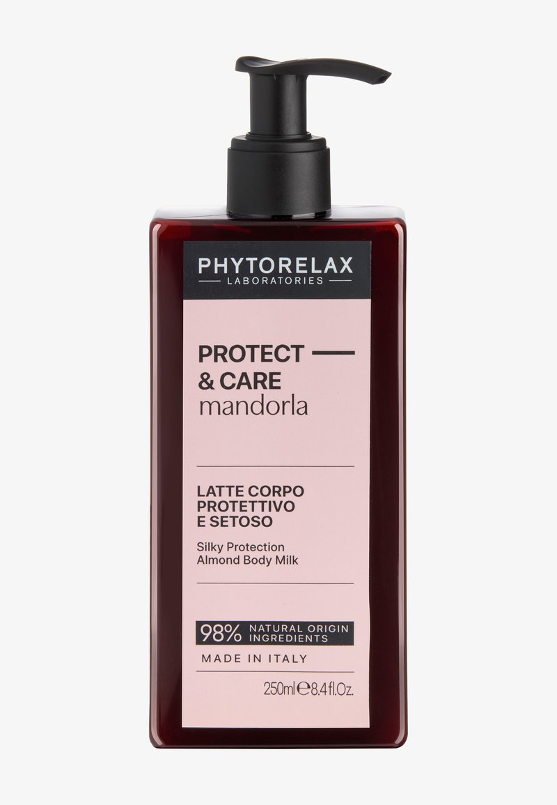 Flacone con erogatore di latte corpo mandorla Phytorelax Protect & Care con il 98% di ingredienti naturali, 250 ml, prodotto in Italia.