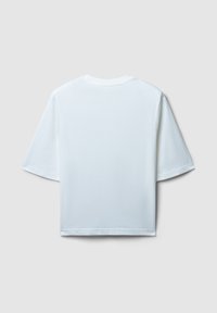 T-shirt blanc à manches courtes, texture lisse, coupe décontractée, col rond, coutures visibles et sans éléments graphiques. Vue arrière montrée.