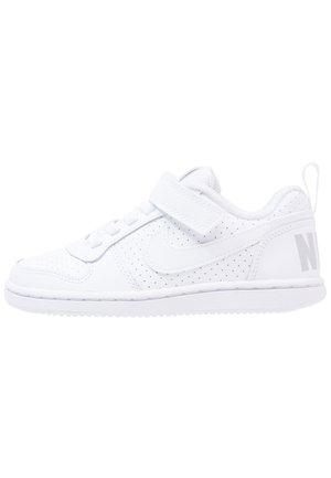 Hvide sneakers med perforeret læder, der har snørebånd foran og en Velcro-rem. Sålen er hvid, og der er et gråt logo på hælen.