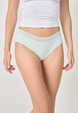 Panties in cotone verde menta con una cintina in pizzo, caratterizzati da una texture liscia e un design a taglio classico senza decorazioni visibili.