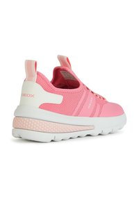 Zapatilla deportiva rosa con parte superior de malla transpirable, correas elásticas y una suela blanca texturizada. Presenta un talón acolchado para mayor comodidad.