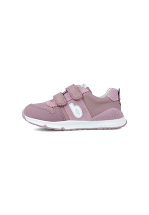 Zapatillas deportivas rosas con dos correas de Velcro, parte superior texturizada, detalles en blanco y una suela de goma con patrón. Presenta un logo en el lateral.