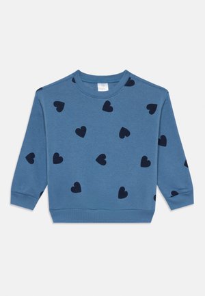 Sudadera de cuello redondo azul con un patrón de corazones azul oscuro. Fabricada en un tejido suave, con puños y dobladillo acanalados. Diseño simple y casual.