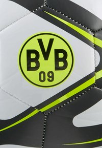 Valge ja must jalgpall, millel on neoonkollased aktsendid. Omab kuueharulisi paneele ja ümmargust logo, kus on mustade bold-tähtedega "BVB" ja "09".