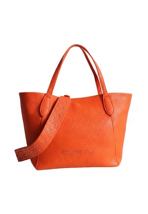 Borsa tote in pelle arancione testurizzata con due manici e una tracolla larga decorativa con piccoli borchietti e motivi.