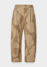 Beige trousers with a large floral pattern in lighter shades. Features a high waist, pleats, and a relaxed fit. Made from lightweight fabric.