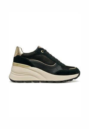 Scarpa sportiva nera e oro con tomaia in suede e rete, suola beige spessa, punta rotonda, lacci piatti e dettagli in oro.