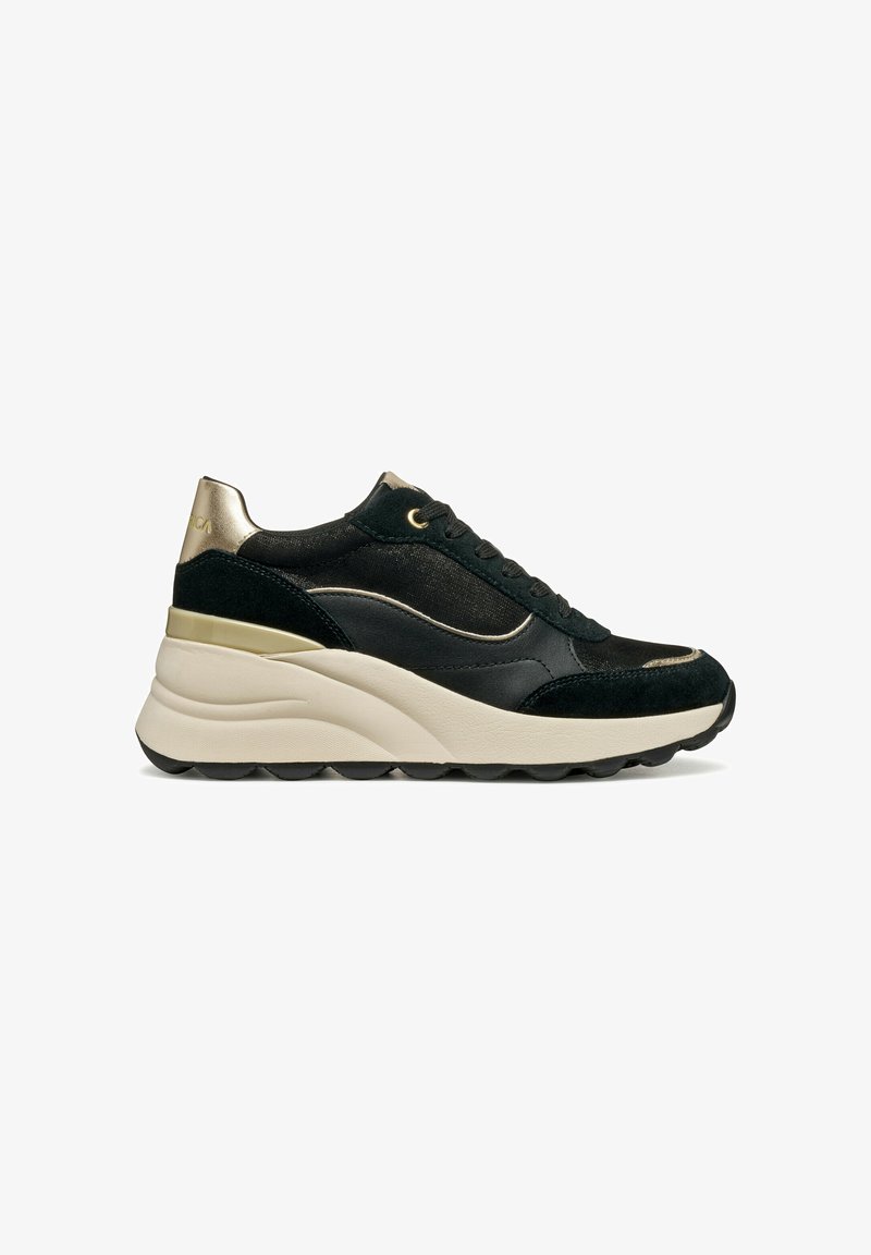 Scarpa sportiva nera e oro con tomaia in suede e rete, suola beige spessa, punta rotonda, lacci piatti e dettagli in oro.