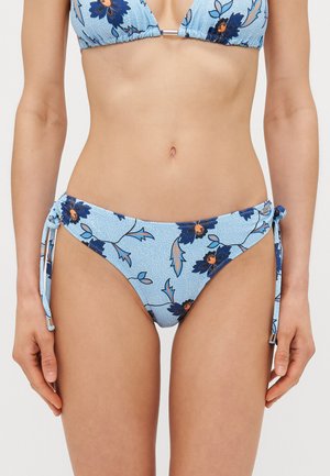 Lichtblauwe bikini onderkant van stof met een bloemenpatroon in donkerblauw en oranje. Verstelbare touwen aan de zijkanten voor een op maat gemaakte pasvorm.