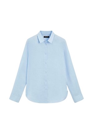 Lichtblauw overhemd met lange mouwen, knopen en een spitse kraag, met een afgeronde zoom, plat liggend op een witte achtergrond.