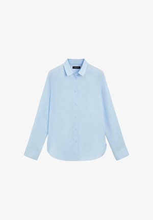 Světlomodrá košile s dlouhým rukávem, zapínáním na knoflíky, se špičatým límečkem a zaobleným spodním okrajem, rozložená na bílém pozadí.