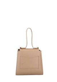 Borsa strutturata beige in pelle liscia con manico superiore, dotata di una tasca frontale e dettagli in metallo dorato.