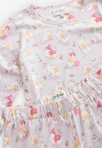 Lichtpaarse stof met speelse illustraties van een kat en een muis, voorzien van een ronde kraag en elastische tailleband. Cath Kidston branding zichtbaar.
