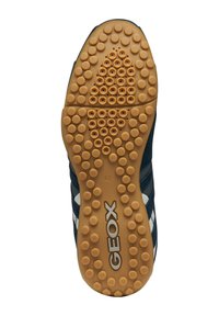 Parte inferiore di una sneaker blu con suola in gomma che presenta motivi circolari di grip. Contrassegnata con la taglia "42" e il logo "GEOX".