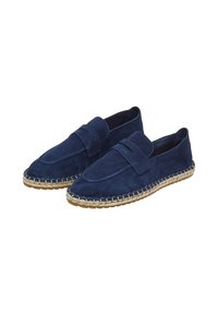 Mocassini in suede blu navy con suola piatta, caratterizzati da bordi in juta cuciti e un dettaglio a strappo sulla tomaia. Texture morbida, design casual.