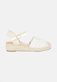 Sandal in espadrille bianca con tomaia intrecciata e cinturino alla caviglia. Suola in rafia con dettagli in juta. Design piatto con punta rotonda.