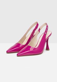 Różowe, lakierowane, zamszowe szpilki z wycięciem, z ostrym przodem, zakrzywionym wzorem i obcasem typu stiletto, z ozdobnymi akcentami na pasku.
