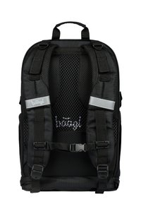Zaino nero realizzato in tessuto resistente, dotato di supporto dorsale in rete imbottita, spallacci regolabili e dettagli riflettenti. Include il logo del marchio.