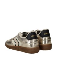 Metalen gouden sneakers met zwarte accenten, voorzien van een gestructureerd oppervlak, witte strepen en een rubberen zool. Merknaam is zichtbaar op de hak.