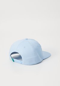 Casquette bleu clair avec un design structuré, visière plate, fermeture snapback réglable et une texture en coton lisse. Vue arrière montrant les détails.