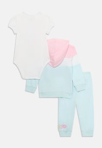 Weißer kurzärmeliges Bodysuit, rosa und blaue farblich abgesetzte Kapuzenjacke mit Kapuze, passende hellblaue Hose mit buntem Herzstickerei.