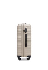 Beiger Hartschalenkoffer mit schwarzem Griff, Reißverschluss, eingebautem Schloss und vier schwarzen Drehrollen, aufrecht stehend vor weißem Hintergrund.