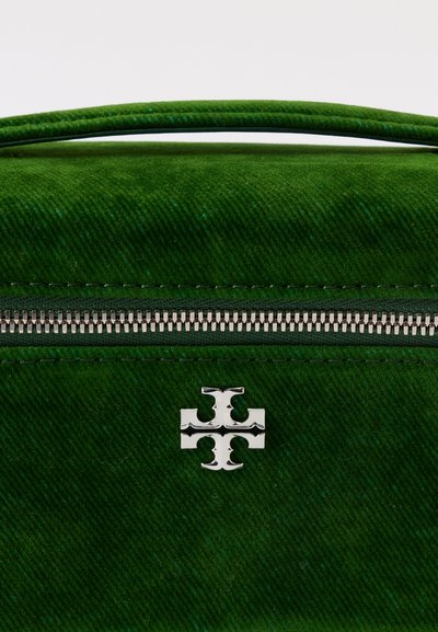 Zelená sametová kozmetická taška so strieborným zipsom, s strieborným logom a štruktúrovaným obdĺžnikovým tvarom.