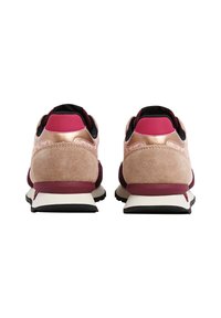 Sporta apavi rozā, vīnsarkanā un zeltā, ar zamšādas un tekstila augšdaļu, kontrastējošām detaļām un baltu zoli ar melnu protektoru.