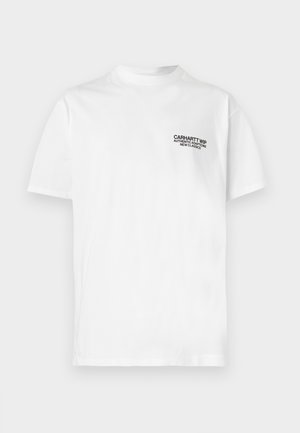 Λευκό κοντομάνικο μπλουζάκι με μαύρο κείμενο "Carhartt WIP Authentic Adaptations New Classics" στην αριστερή πλευρά του στήθους.