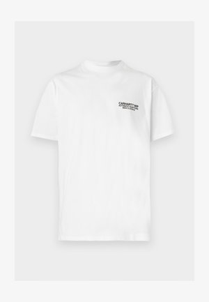 Fehér rövid ujjú póló fekete felirattal: „Carhartt WIP Authentic Adaptations New Classics” a bal mellrészen.