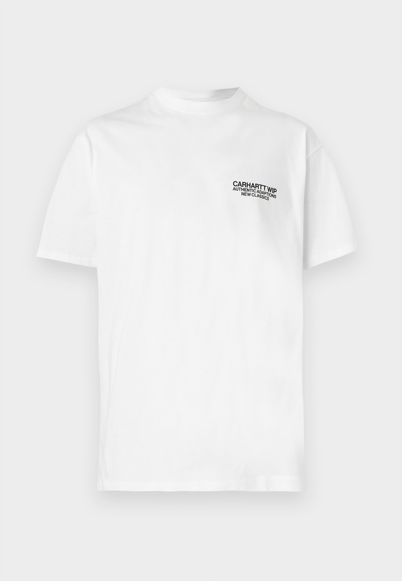 T-shirt bianca a maniche corte con testo nero "Carhartt WIP Authentic Adaptations New Classics" sulla parte sinistra del petto.