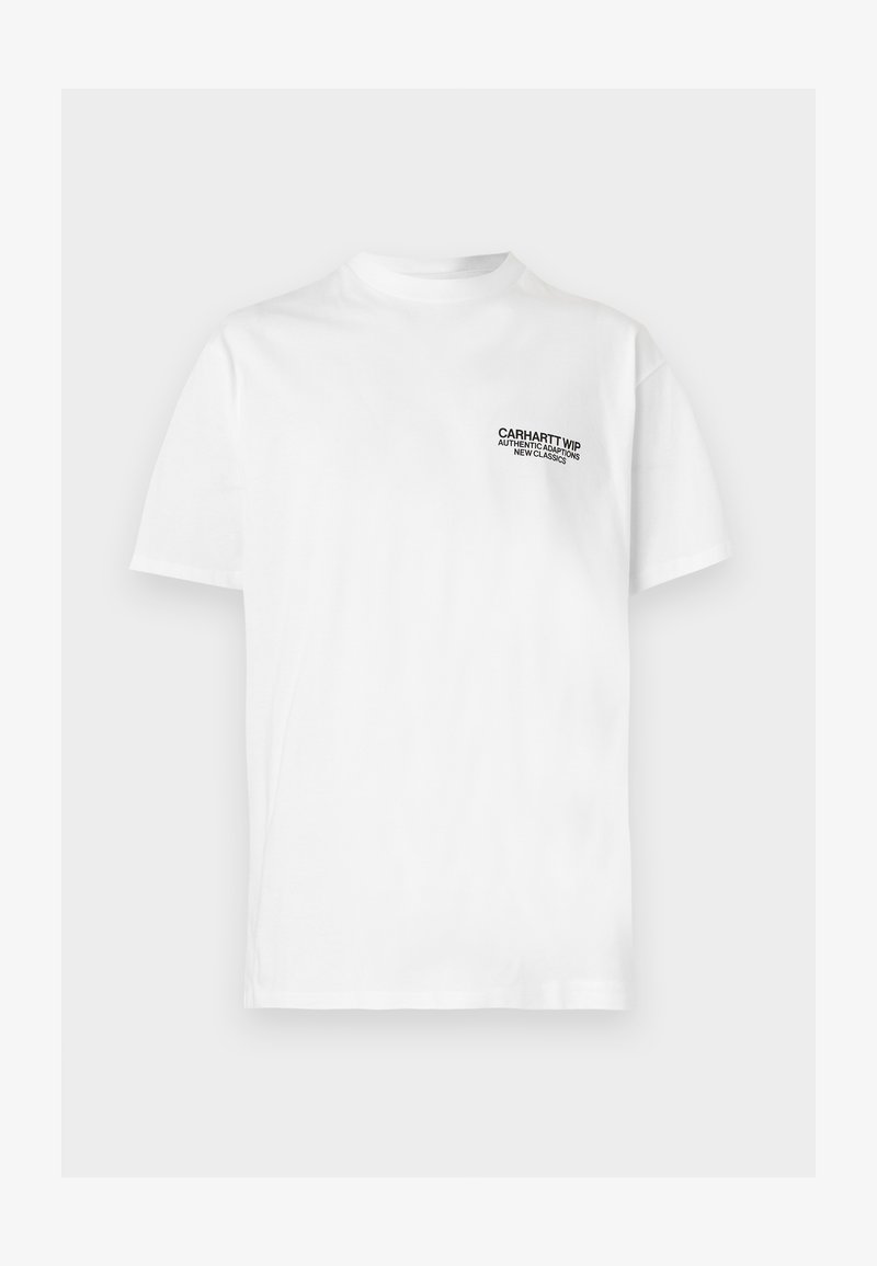 T-shirt bianca a maniche corte con testo nero "Carhartt WIP Authentic Adaptations New Classics" sulla parte sinistra del petto.