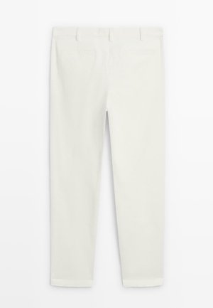 Pantaloni in cotone bianchi con un design a gamba dritta, dotati di cintura, passanti per la cintura e due tasche sul retro. Tessuto liscio, senza motivi.