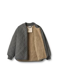 Grå quiltet jakke med ribstrikkede manchetter og krave, delvist åbnet lynlås der viser blødt beige fleecefor indeni.