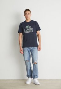 Lacoste - UNISEX - Nyomott mintás póló - bleu marine Miniatűr kép 1