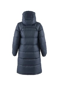 Hosszú sötétkék bélelt télikabát kapucnival, hátulról látható, vízszintes steppeléssel és hosszú ujjakkal.